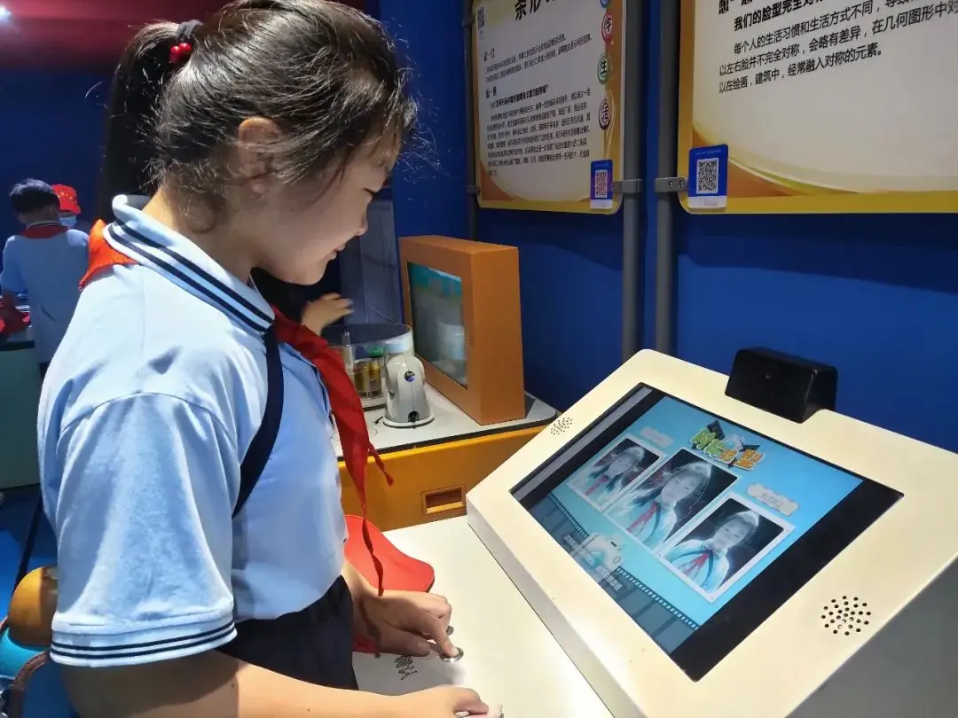 体验快乐成长 放飞科学梦想----东环小学研学焦作市科技馆活动